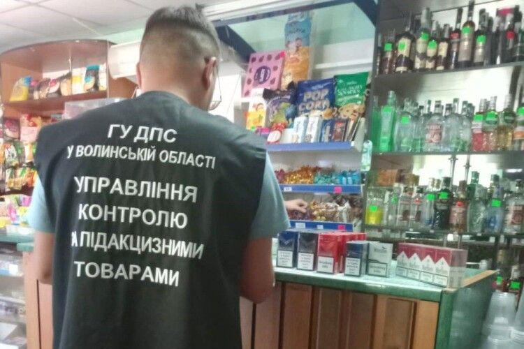 На Волині вилучили контрафактні цигарки, які продавали без акцизних марок
