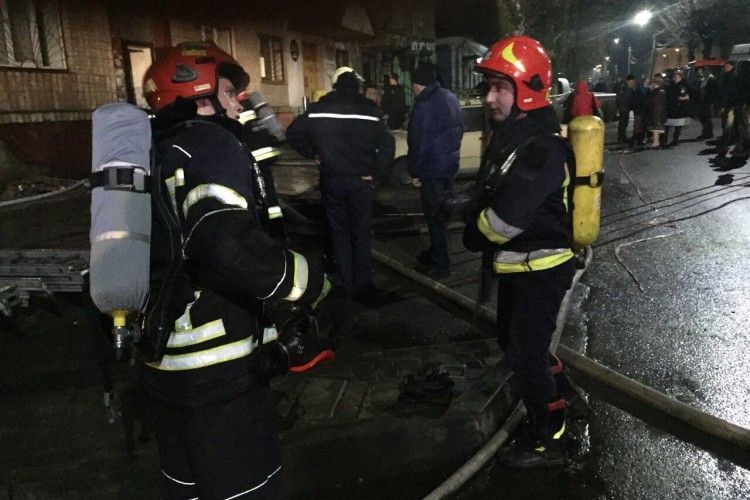 Рівненські пожежники врятували 8 дітей з палаючого п’ятиповерхового будинку (Фото, відео)