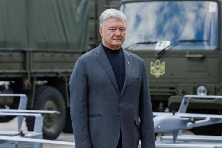 Порошенко везе на фронт тягачі, вантажівки і комплекси БПЛА Poseidon – їх купили спільно з міськрадою Полтави