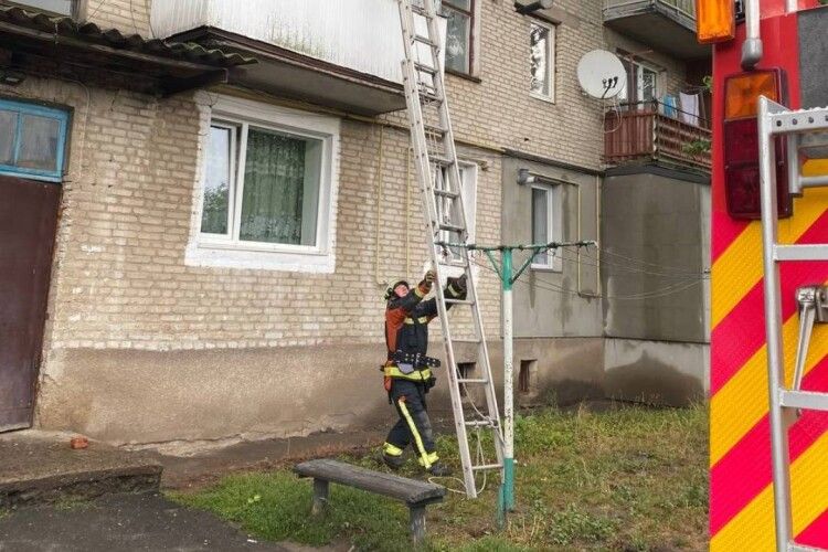 В селищі на Волині врятували жінку