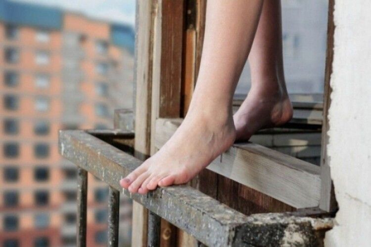У Рівному біля гуртожитку знайшли тіло 16-річної дівчини