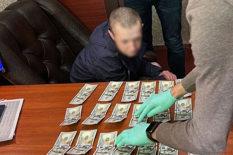 У Рівному судитимуть хабародавця, який приніс поліцейському 2 тисячі доларів