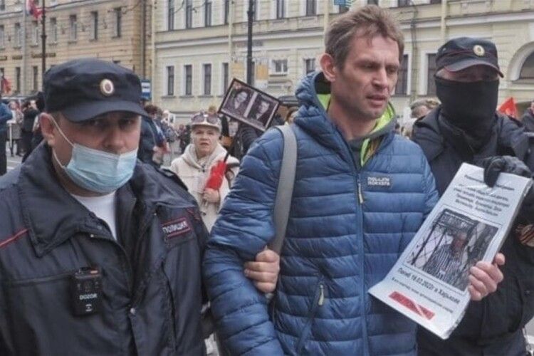 У росії затримали місцевого депутата через портрет загиблого під час бомбардувань Харкова в’язня концтаборів