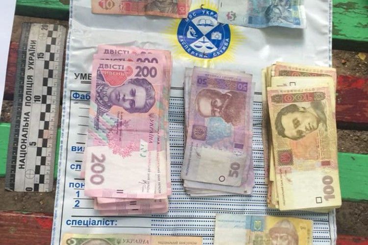 У Рівному грабіжники відібрали гроші у чоловіка під під’їздом його будинку
