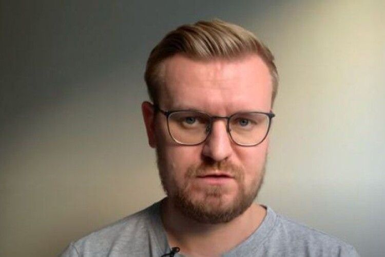 Після поїздки на саміт ЄС до України не повернувся відомий телеведучий 