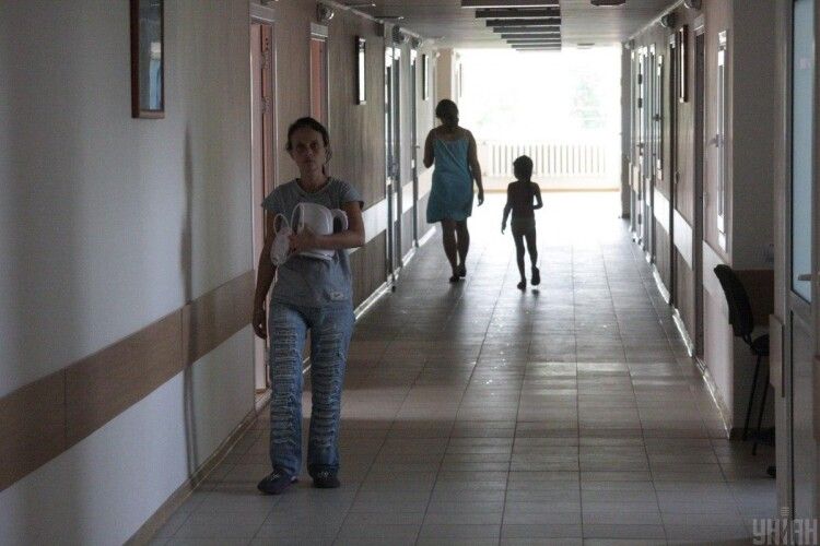 Йдіть на чердак: чому лікарка на Закарпатті мусила послати пацієнтку подалі (Відео)