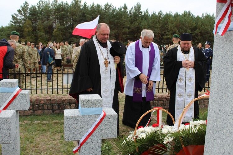 У селі на Волині вшанували пам'ять польських вояків, яких вбили більшовики (Фото)