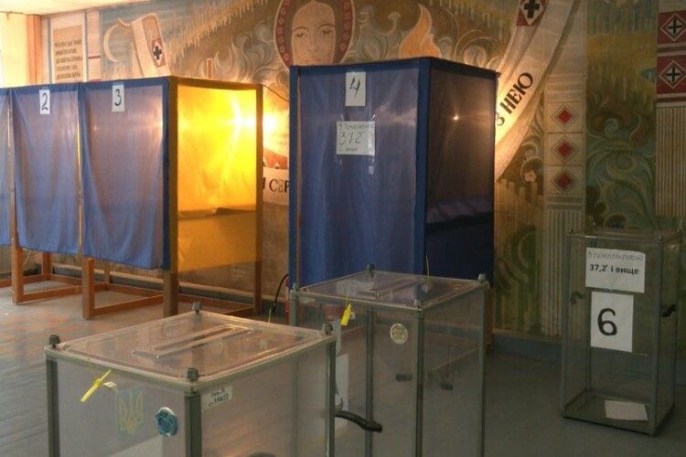 У трьох селах під Луцьком через карантин вихідного дня голосувати прийшло вдвічі менше людей