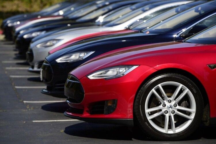 Скільки власники елітних авто на Волині сплатили податків за свої машини