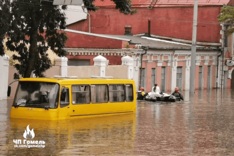 Злива затопила білоруське місто з російськими бойовиками (Фото, відео)
