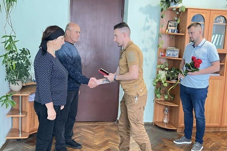 На Волині батькам полеглого Героя вручили посмертну нагороду сина