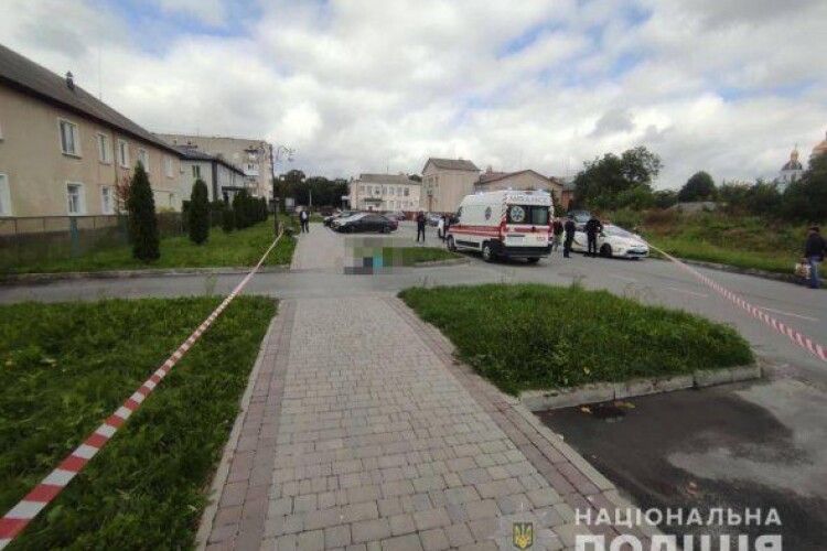 Атовець посеред вулиці перерізав незнайомій жінці горло (Фото)