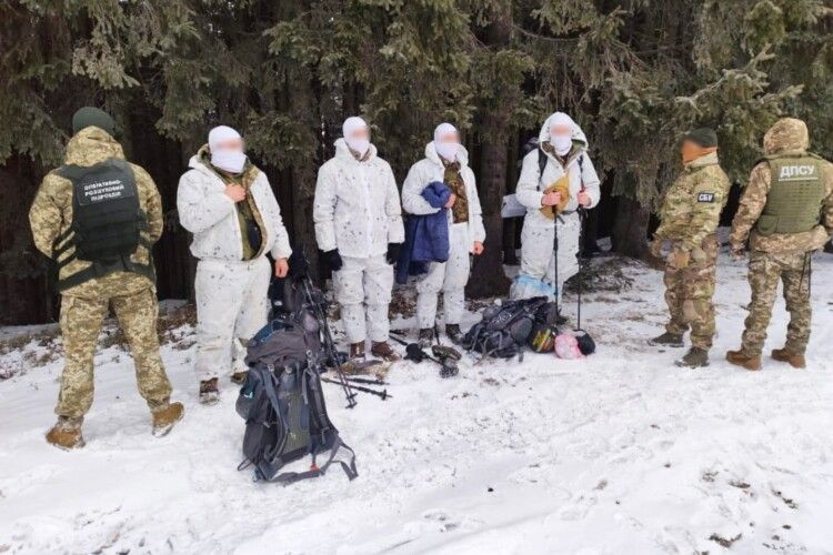 Група чоловіків у маскхалатах намагалися втекти за кордон