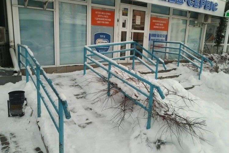  У місті на Волині біля аптеки замість пандуса – ковзанка 