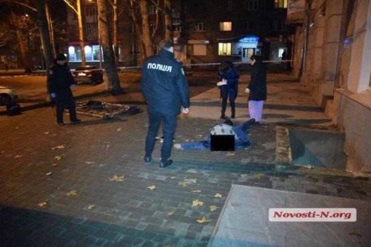 У центрі Миколаєва провалився в яму і розбився насмерть морський піхотинець