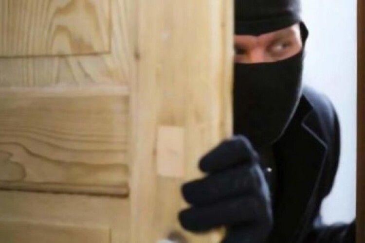 На Волині обікрали хату, коли господар був на заробітках