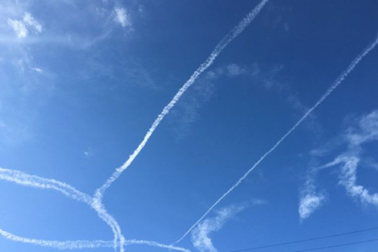 Американський військовий льотчик «намалював» на небі… цюцюрника