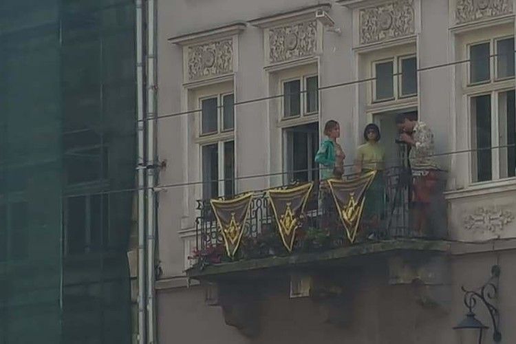 Посеред білого дня у самісінькому центрі Львова голяка фотографувалися дівчата