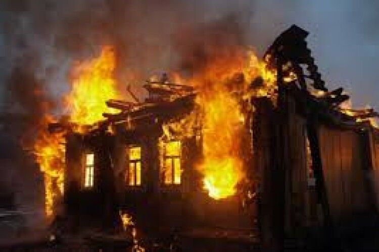 «За 40 хвилин хати не було – згоріла, як свічка»: багатодітна родина з Волині залишилася без даху над головою