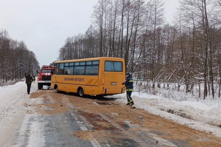 На Волині з дороги знесло шкільний автобус (Фото)