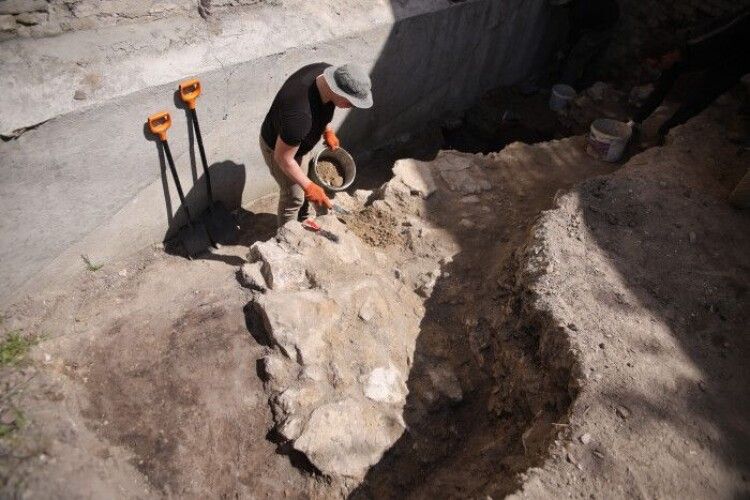 Археологи знайшли в Луцьку фундамент однієї з веж Окольного замку
