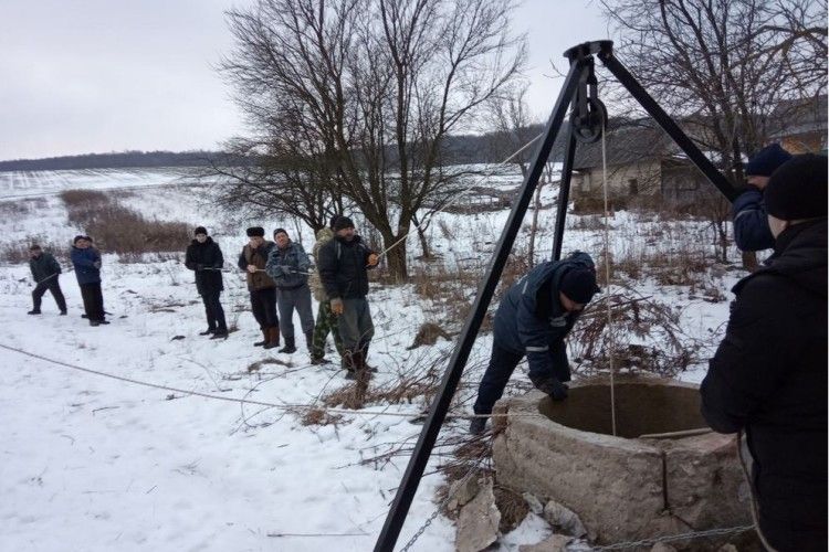 На Водохреще рятувальники Рівненщини діставали з колодязя мертвого чоловіка