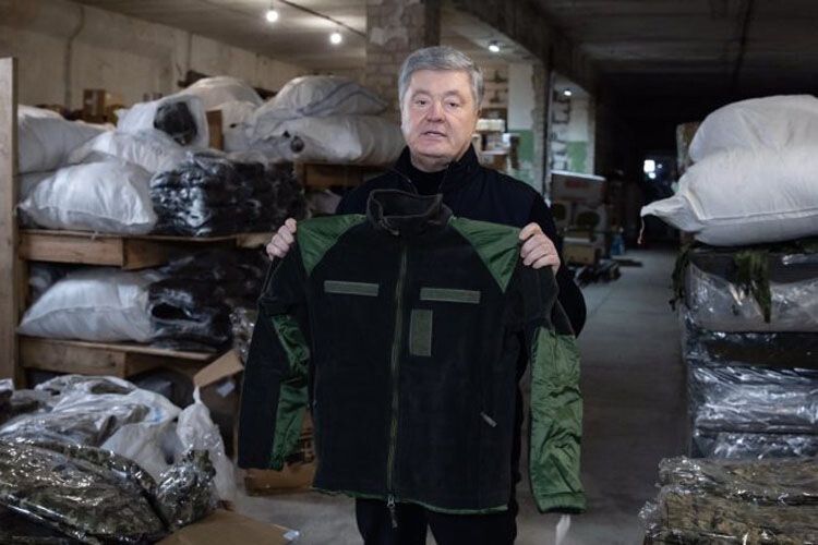 Порошенко передав захисникам перші 5 тисяч комплектів зимової форми
