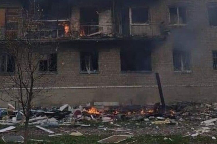 На Луганщині по сімох будинках влучили снаряди росіян (Фото)