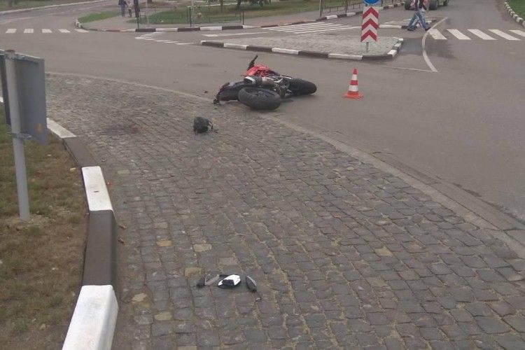 На Рівненщині під час мотопробігу байкер збив жінку