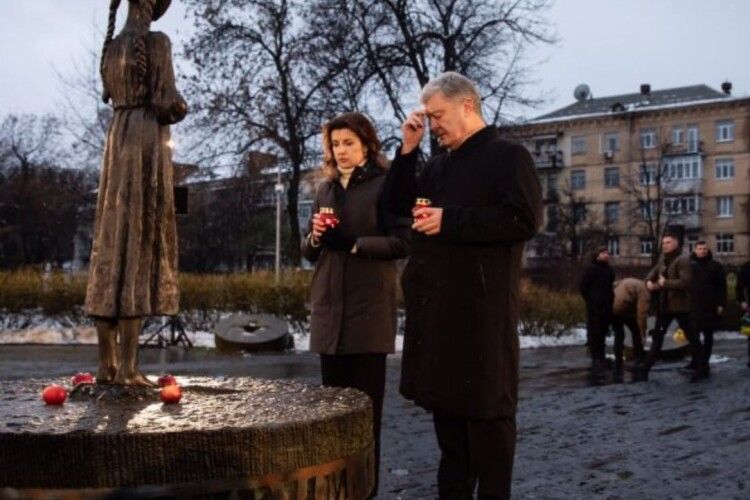 Петро і Марина Порошенки разом з волонтерами, військовими та депутатами вшанували пам’ять жертв Голодомору