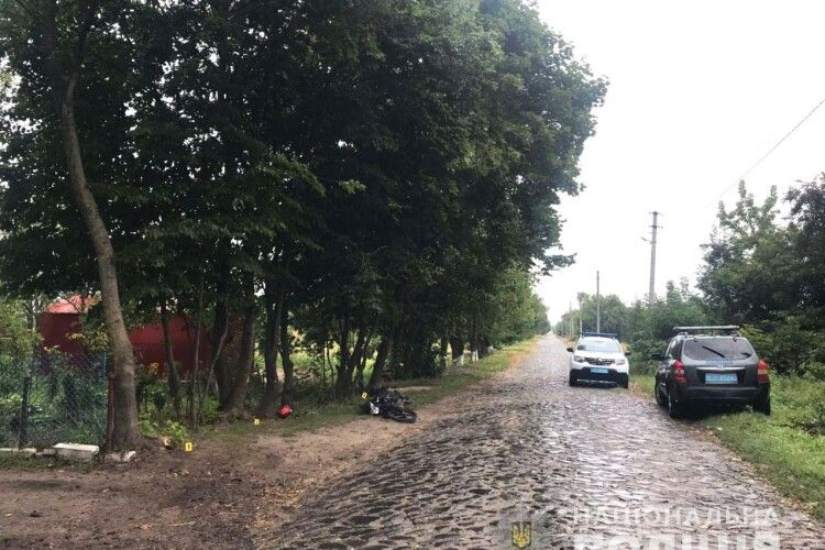 На Рівненщині двоє братів потрапили у ДТП на мотоциклі: 15-річний хлопець загинув (Фото)