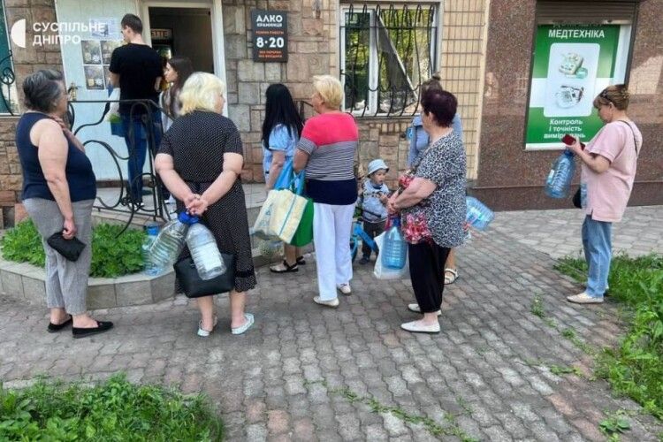 Підрив Каховської ГЕС: в Кривому Розі пляшка води досягла рекордної вартості (Фото)