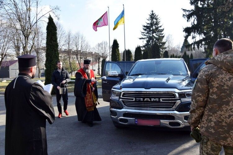 Волинські благодійники передали авто та генератори прикордонникам