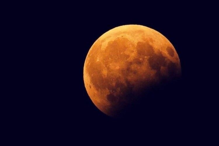 Місячне затемнення в листопаді 2021: чим небезпечне та як захиститися