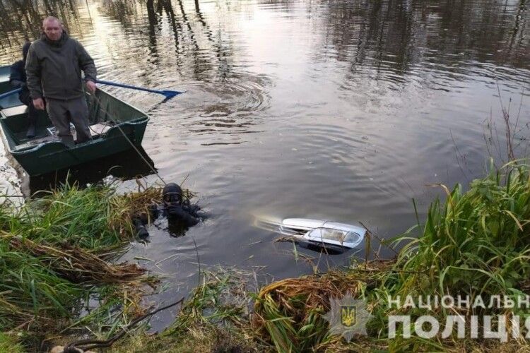 З річки Случ на Житомирщині дістали автівку з тілами 39-літнього чоловіка та його 14-річного пасинка