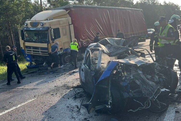 Жахлива трагедія поблизу Маневич: легкове авто врізалося у вантажівку