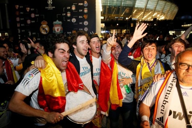 Понад половина з 25-ти тисяч уболівальників «Ліверпуля» та «Реала» вже гайнули додому