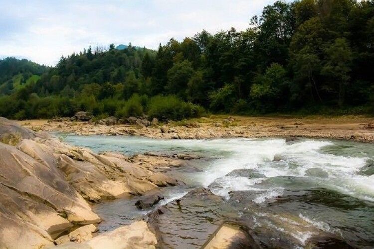 Розшукують дитину, яку понесло течією річки