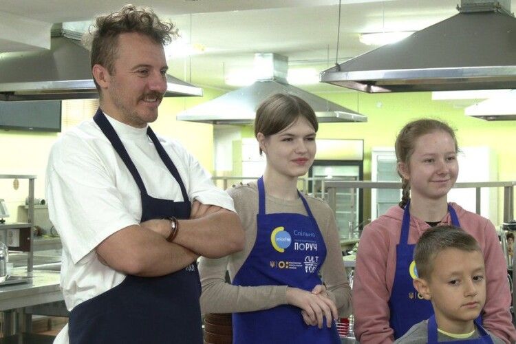 Гречка з сиром і яйцем: у Рівному Євген Клопотенко навчав дітей готувати (Відео)