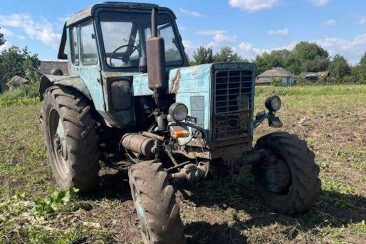 Збирала картоплю: на Вінниччині трактор наїхав на жінку
