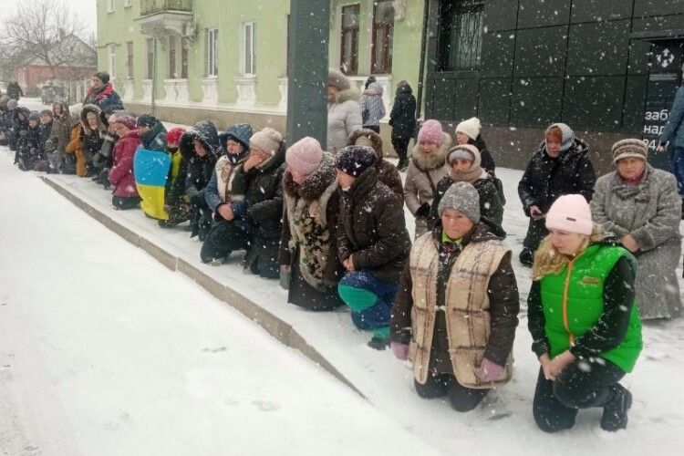 На Рівненщині провели в останню дорогу лікаря, який взяв до рук зброю і став на захист України