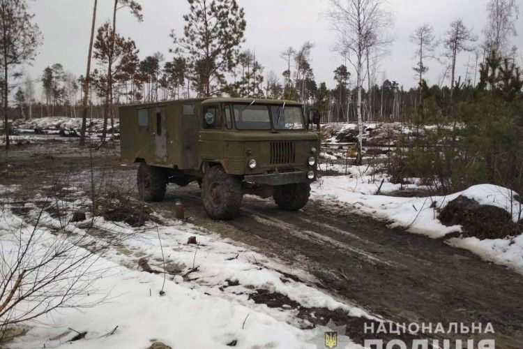 Бурштинокопачі у повному спорядженні натрапили на поліцейських