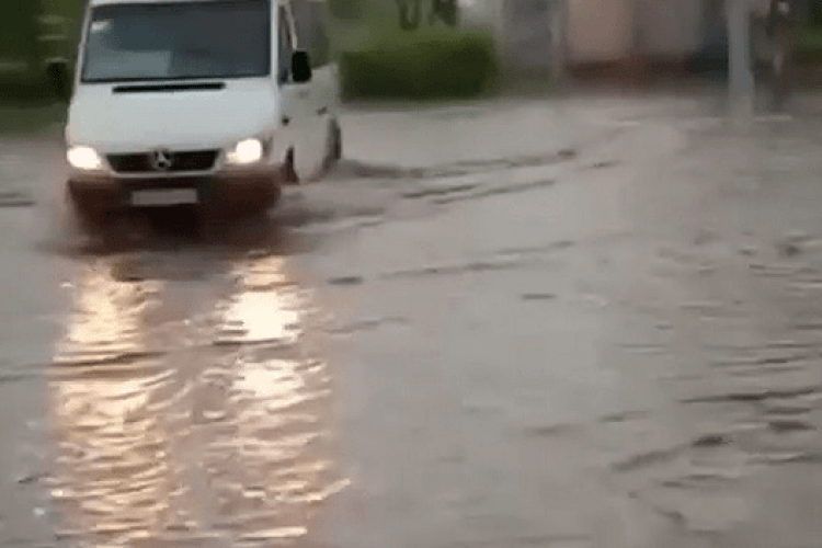 Сьогодні центр Ковеля потопав від зливи (Відео)