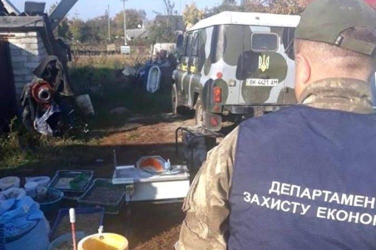 На Рівненщині правоохоронці викрили підпільний цех з обробки бурштину