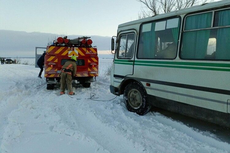 На Волині рейсовий автобус визволяли з снігової пастки