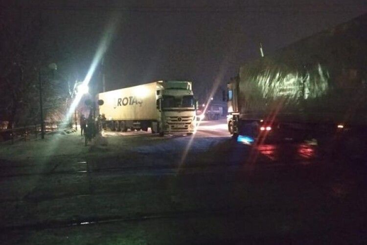 На Рівненщині вантажівка застрягла на залізничному переїзді (Фото)