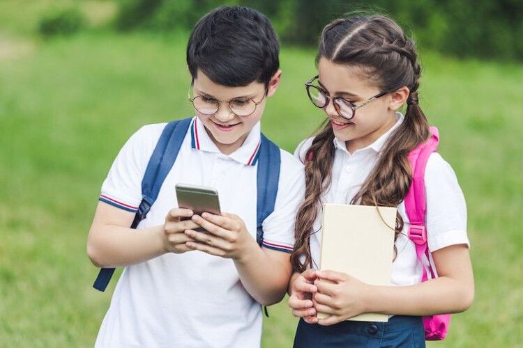 До школи без смартфонів: школярам можуть заборонити використання гаджетів
