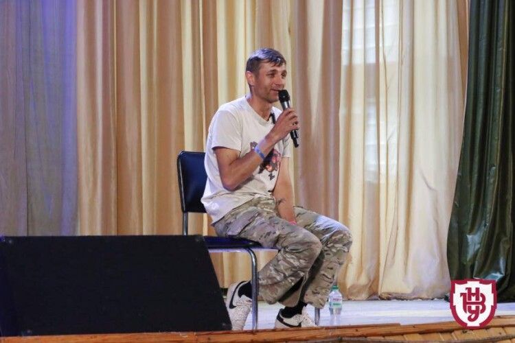 Волинські студенти поспілкувалися з ветераном «Азову», який йде піший марафон на підтримку ЗСУ