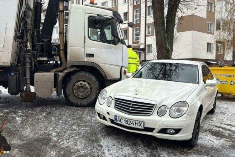 У Луцьку водій заблокував сміттєвоз та отримав штраф 