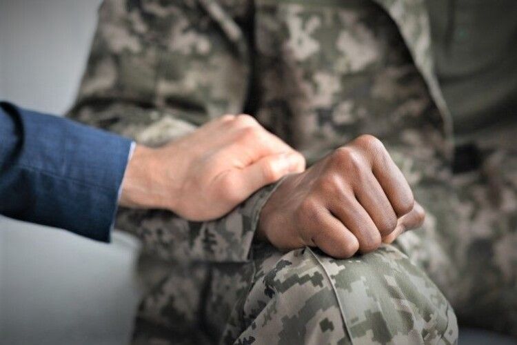 Дружинам воїнів з Волині болить, коли їх запитують: «Чи не б’є він тебе після контузії?»